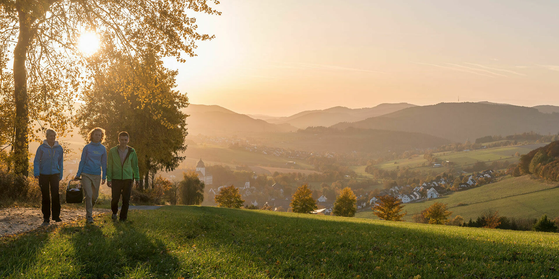 Von der Skulptur »Blinker II« des WaldSkulpturenWegs Wittgenstein-Sauerland hat man einen schönen Blick auf den Sonnenuntergang über Grafschaft im Schmallenberger Sauerland.